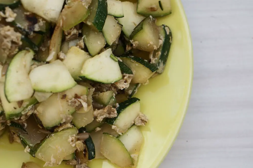 Courgette com sementes de girassol e ovo