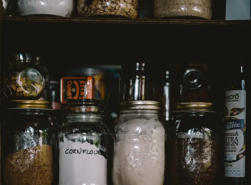 desafio despensa pantry with various jars with food