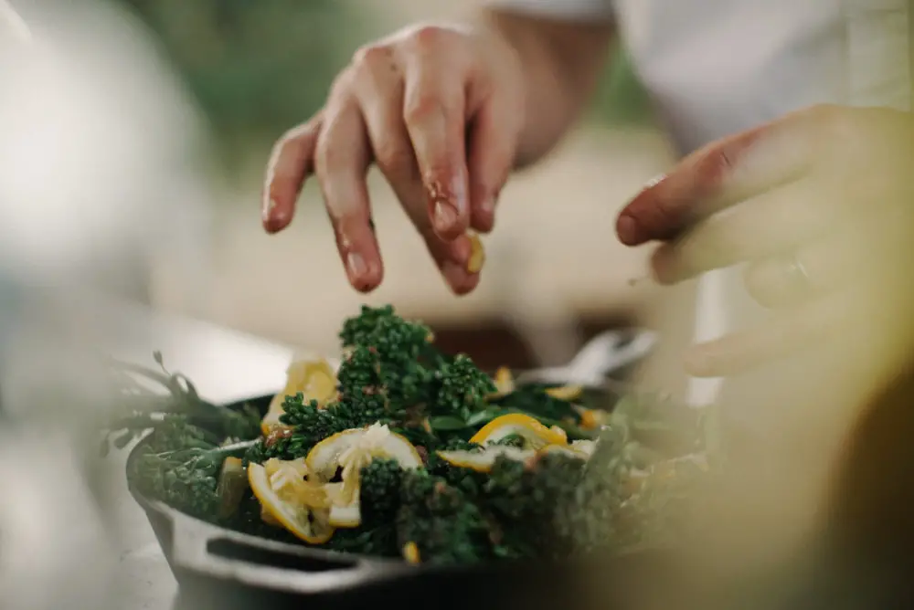 desafio despensa two hands above a dish